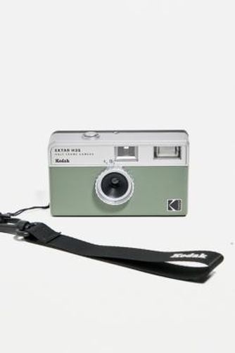 Ektar H35 Sage Half-Frame 35mm Film Camera - Green at Urban Outfitters - Kodak - Modalova