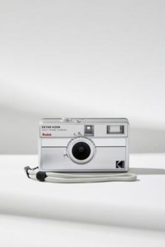 Ektar H35 Half-Frame 35mm Film Camera - at Urban Outfitters - Kodak - Modalova