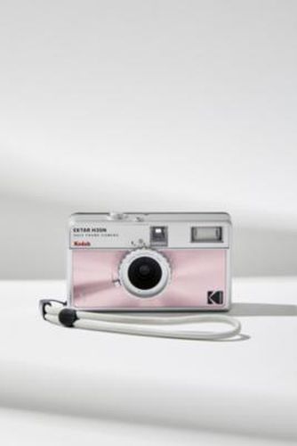 Ektar H35 Pink Half-Frame 35mm Film Camera - Pink at Urban Outfitters - Kodak - Modalova