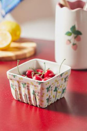 UO Small Berry Crate ALL at - Urban Outfitters - Modalova