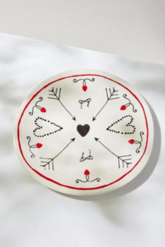 Whimsical Arrow Heart Plate - White ALL at - Urban Outfitters - Modalova