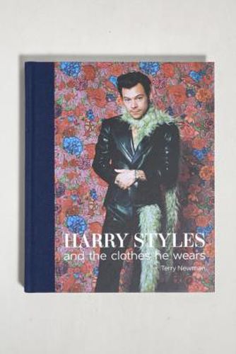 Harry Styles & The Clothes He Wears By Terry Newman 20.6cm x 2.2cm x 24.7cm at - Urban Outfitters - Modalova