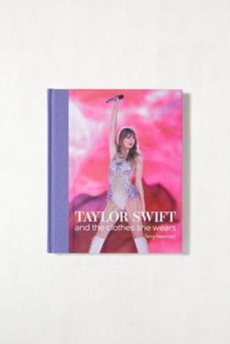 Taylor Swift: And The Clothes She Wears By Terry Newman 20.6cm x 2cm x 24.9cm at - Urban Outfitters - Modalova