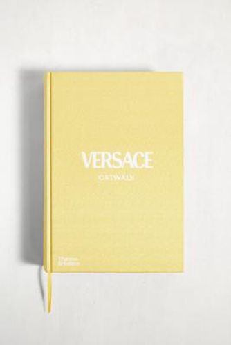 Tim Blanks - Buch "Versace Catwalk: The Complete Collections" - Urban Outfitters - Modalova