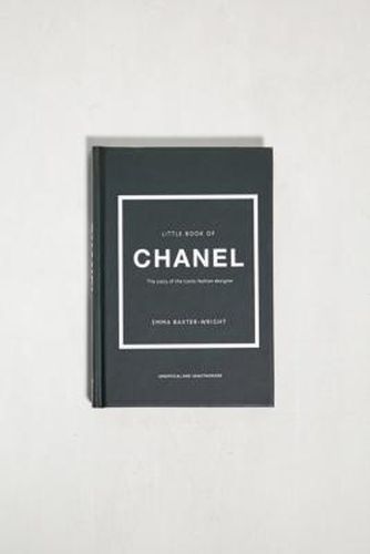 Emma Baxter-Wright - Buch "Little Book Of Chanel: The Story Of The Iconic Fashion Designer" - Urban Outfitters - Modalova