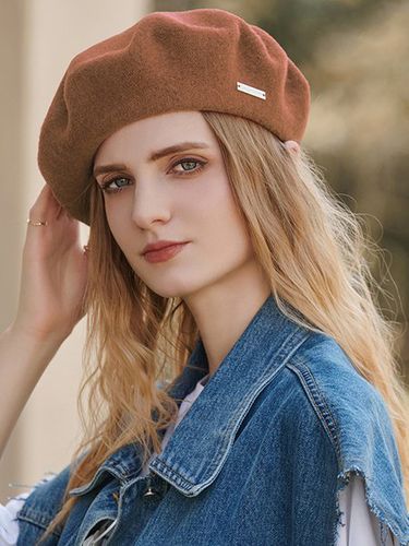 Casual Metal Decor Beret - Just Fashion Now - Modalova