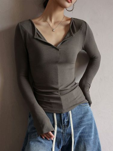Casual Tight V Neck Plain T-Shirt - Just Fashion Now - Modalova