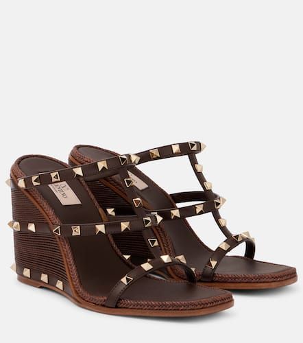 Sandalias con cuña Rockstud de piel - Valentino Garavani - Modalova