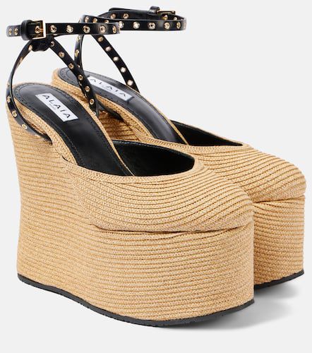 AlaÃ¯a LA leather-trimmed paper straw wedges - Alaia - Modalova