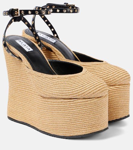 AlaÃ¯a Leather-trimmed raffia wedge sandals - Alaia - Modalova