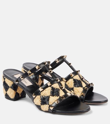 Mules Rockstud 60 de efecto rafia - Valentino Garavani - Modalova