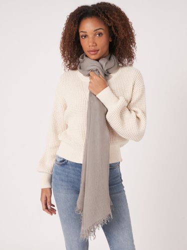 Lightweight scarf in wrinkled look - REPEAT cashmere - Modalova
