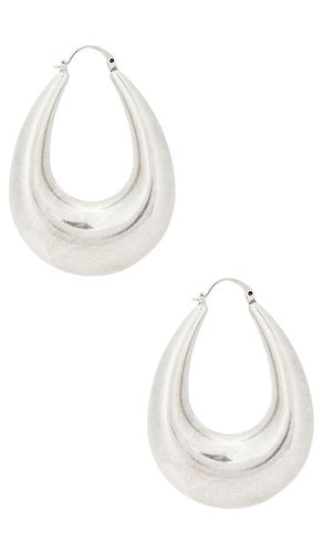 Julia Silver Hoop Earring in - SHASHI - Modalova