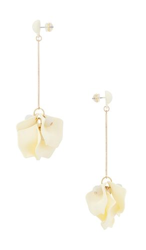 SHASHI Petunia Earring in White - SHASHI - Modalova