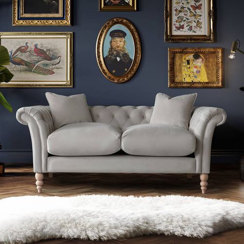 The Mayfair Medium Sofa Velvet Chalk - The Great Sofa Company - Modalova