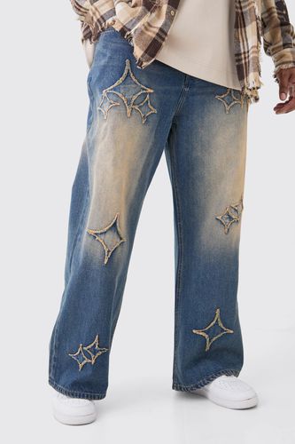 Plus Relaxed Rigid Flare Applique Jeans - - 40 - boohooMAN - Modalova