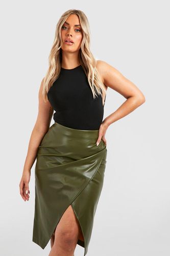 Womens Plus Leather Look Ruched Wrap Midi Skirt - - 26 - boohoo - Modalova