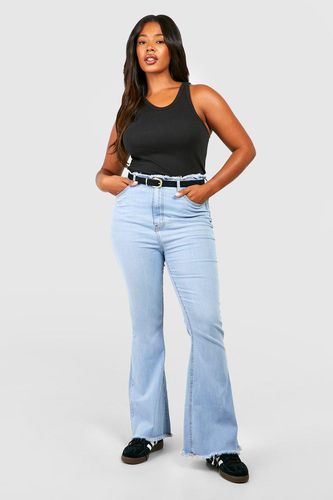 Womens Plus Basic High Rise Flared Jeans - - 24 - boohoo - Modalova