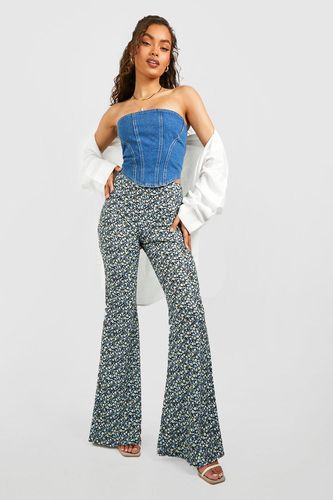 Womens Ditsy Printed Flared Trousers - - 6 - boohoo - Modalova
