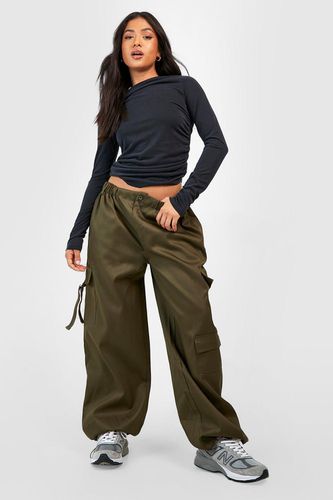 Womens Petite Twill Pocket Detail Cuff Hem Cargo Trouser - - 10 - boohoo - Modalova