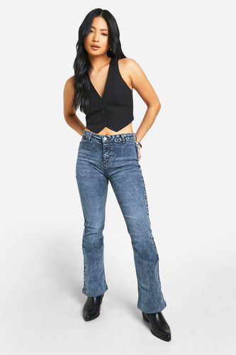 Womens Petite Butt Shaper High Rise Skinny Flared Jeans - - 10 - boohoo - Modalova