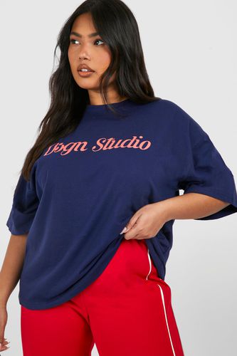 Womens Plus Dsgn Studio Script Oversized T-shirt - - 22 - boohoo - Modalova