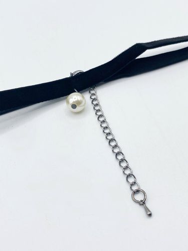 Womens Faux Velvet Choker Necklace With Faux Pearl Charm - One Size - NastyGal UK (+IE) - Modalova