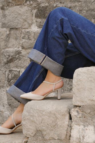 Womens 'Kansas' Wide Fit Cross Over Slingback Strap Heels - - 5E - NastyGal UK (+IE) - Modalova