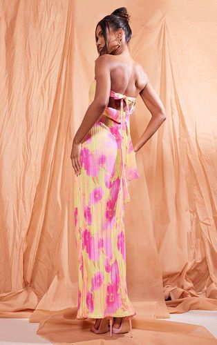Womens Floral Print Plisse Bandeau Cowl Back Maxi Dress - 4 - NastyGal UK (+IE) - Modalova