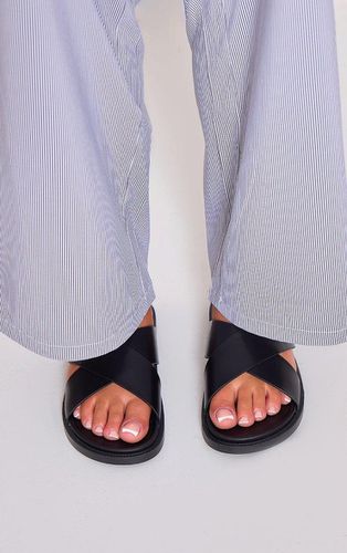 Womens PU Round Toe Cross Strap Chunky Sandals - 5 - NastyGal UK (+IE) - Modalova