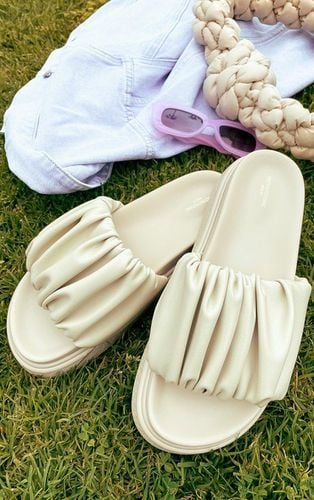 Womens Cream Wide Fit PU Round Toe Ruched Strap Flat Sandals - - 5 - NastyGal UK (+IE) - Modalova