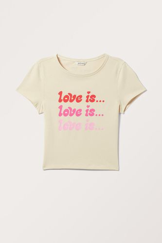 × Love Is… Kurzes, Bedrucktes T-Shirt - Monki - Modalova