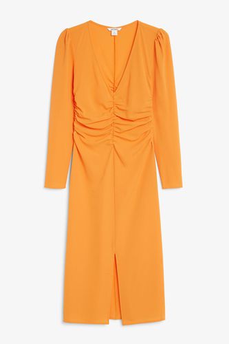Kleid Mit Rüschen Vorne - Orange - Monki - Modalova