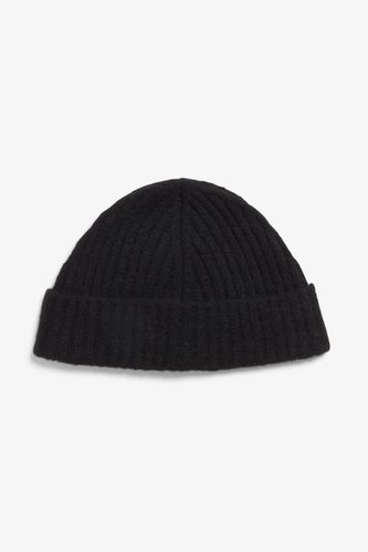 Gerippte Beanie-Mütze - Schwarz - Monki - Modalova