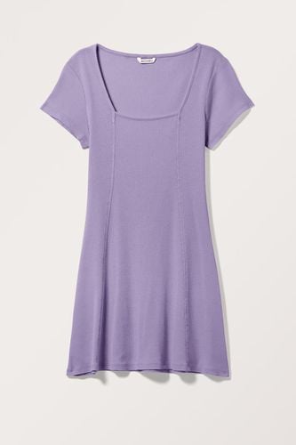 Geripptes T-Shirt-Kleid Mit Eckigem Ausschnitt - Lila - Monki - Modalova