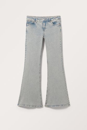 Katsumi Jeans Mit Schlag Und Niedriger Taille - Blau Beige - Monki - Modalova