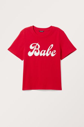 T-Shirt Mit Grafikdruck - Rot - Monki - Modalova
