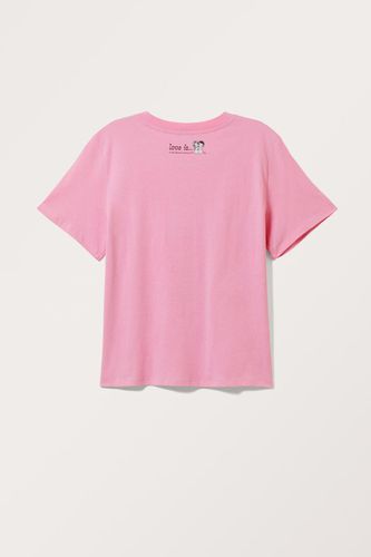 × Love Is… Bedrucktes T-Shirt - Monki - Modalova