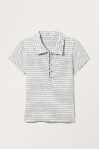 Geripptes Poloshirt Mit Kurzen Ärmeln - Grau - Monki - Modalova