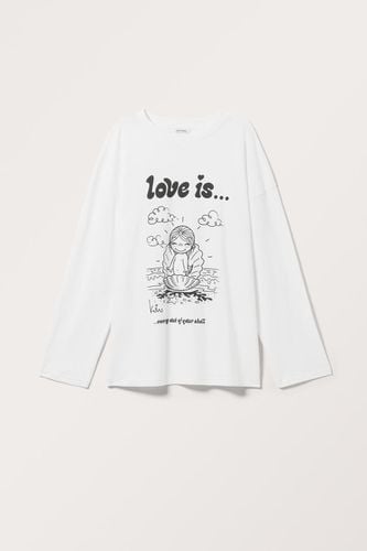 × Love Is… Bedrucktes Langarmshirt - Monki - Modalova