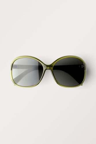 Große Ovale Sonnenbrille - Grün Transparent - Monki - Modalova