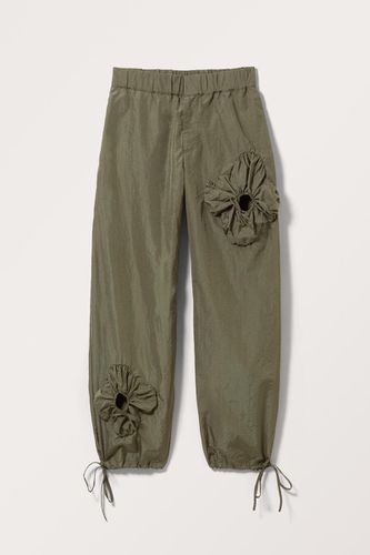 Fallschirmhose Mit Blumenmuster - Grün - Monki - Modalova