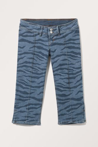 Niedrig Sitzende Capri-Jeans Mit Bügelfalte - Blau - Monki - Modalova