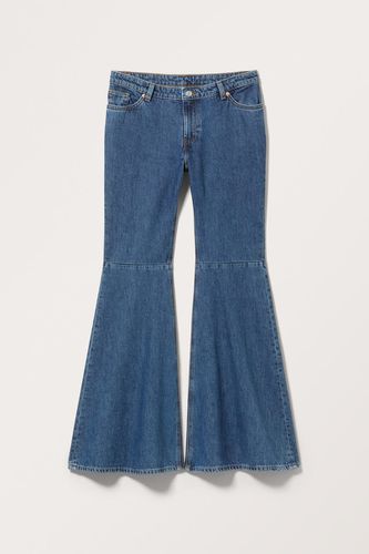 Niedrig Sitzende Jeans Mit Viel Schlag - Blau - Monki - Modalova