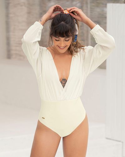Multifunktionaler Badeanzug oder Bodysuit mit drapierten Ärmeln - Leonisa - Modalova