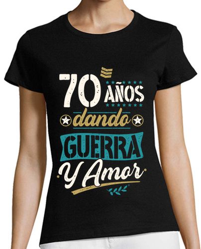 Camiseta mujer 70 años dando guerra y amor - latostadora.com - Modalova