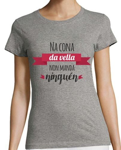 Camiseta Mujer Manga Corta Na cona da vella non manda ninguén laTostadora - latostadora.com - Modalova