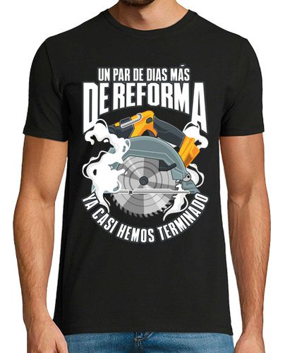 Camiseta Hombre Manga Corta Un Par De Días Más De Reforma Humor Trabajo Albañil Construcción laTostadora - latostadora.com - Modalova