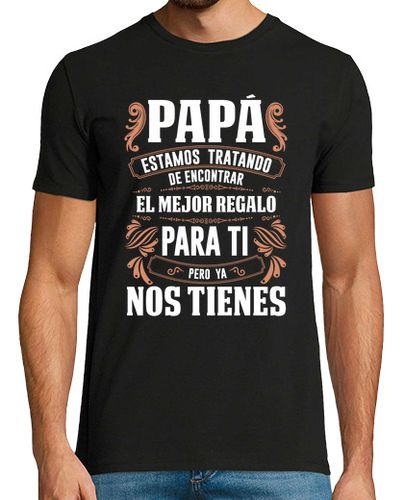 Camiseta Papá Estamos Tratando De Encontrar El Mejor Regalo Pero Ya Nos Tienes - latostadora.com - Modalova