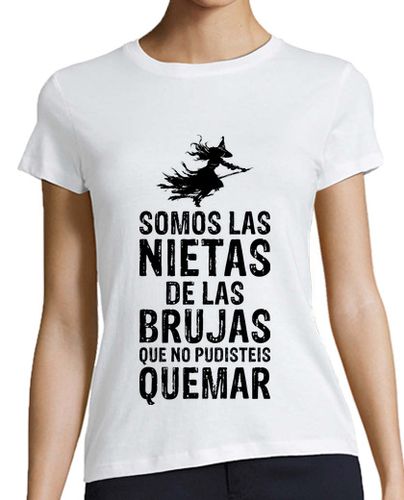 Camiseta mujer SOMOS LAS NIETAS DE LAS BRUJAS QUE NO PUDISTEIS QUEMAR - latostadora.com - Modalova
